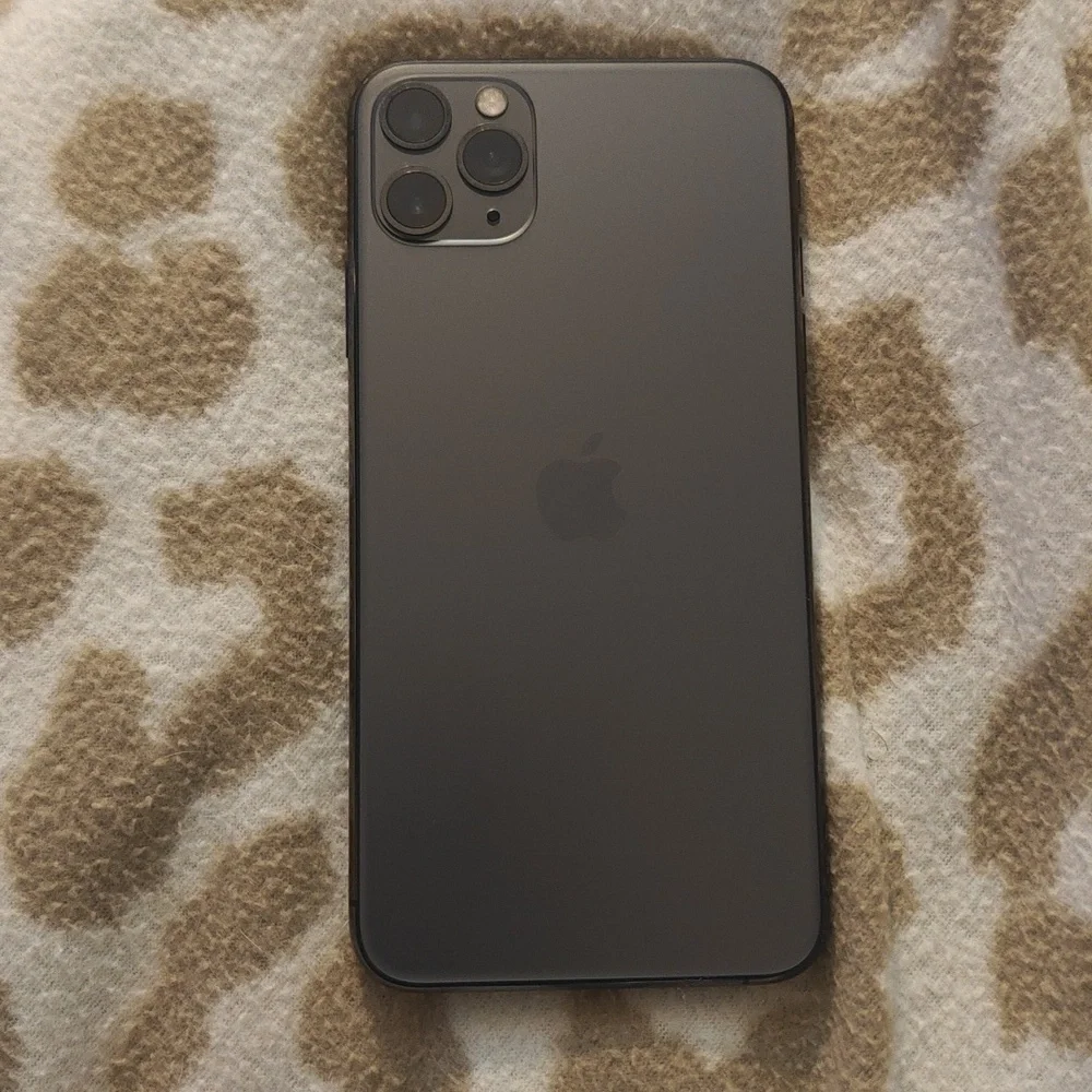 Iphone 11 Pro Max (Unlocked) And Apple Watch Series 9 41mm GPS (No Bands) 64 GB